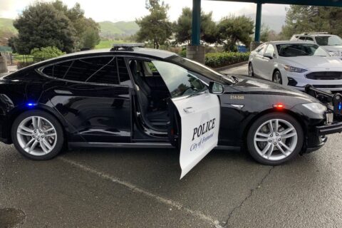 Blamaż policyjnej Tesli. Rozładowała się w trakcie pościgu…