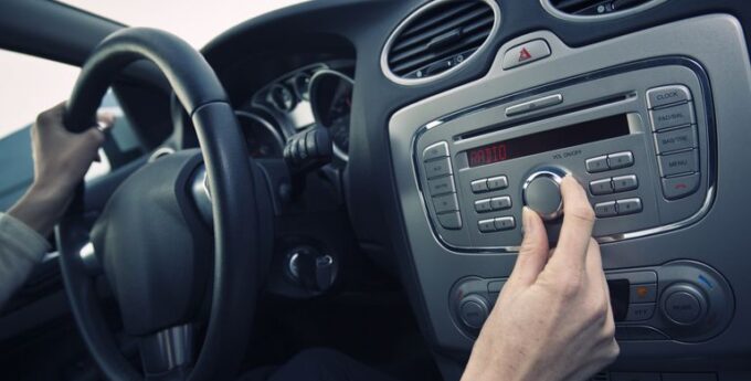 Naukowcy opublikowali listę najniebezpieczniejszych utworów do jazdy samochodem