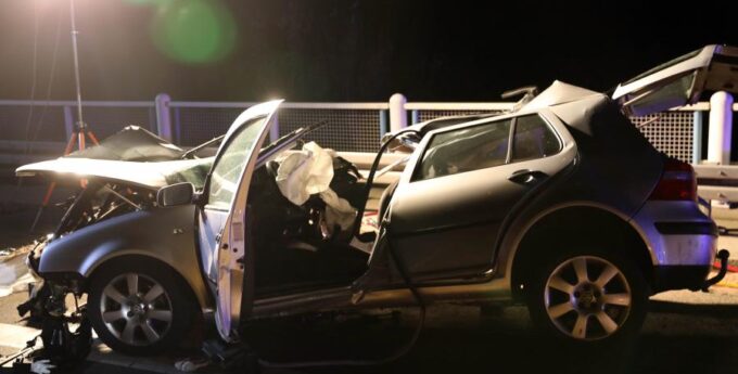 Volkswagen Golf z Polakami zmiażdżony na niemieckiej autostradzie