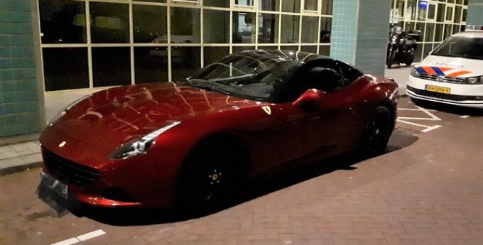 Policja skonfiskowała ferrari, którym para młoda wracała ze ślubu. Świadek prowadzący lambo dostał mandat