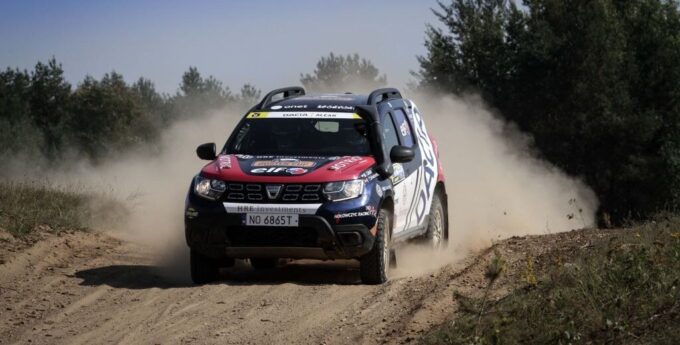 Czym różni się pucharowa Dacia od tej drogowej? Tłumaczy kierownik serwisu