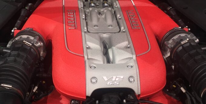 „Nikt nie potrzebuje 800 KM, ale każdy chce je mieć”. Ferrari walczy o przetrwanie silników V12