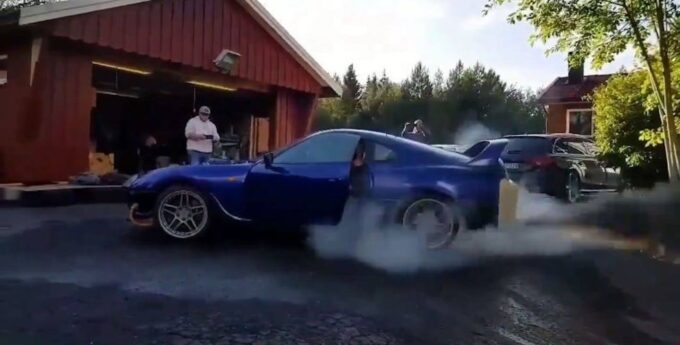 Ktoś wsadził silnik diesla do Toyoty Supry. Niektórzy lubią patrzeć jak świat płonie