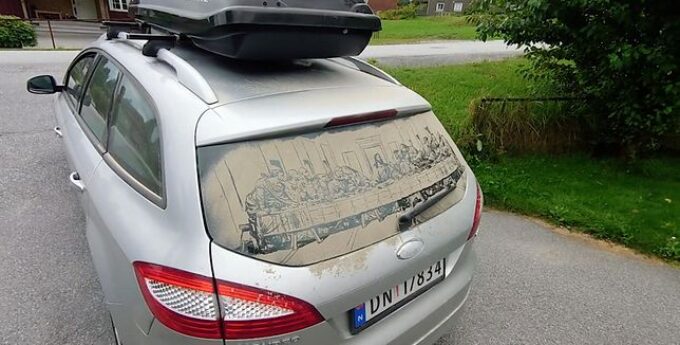 Auto miało brudną szybę. Kiedy kierowca spojrzał dokładniej, jego oczom ukazało się coś niewiarygodnego