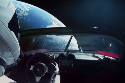 Pamiętacie Teslę wystrzeloną przez Elona Muska w kosmos? Sprawdziliśmy gdzie jest teraz