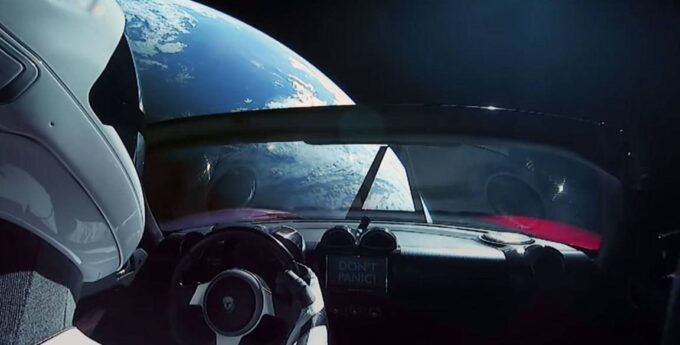 Pamiętacie Teslę wystrzeloną przez Elona Muska w kosmos? Sprawdziliśmy gdzie jest teraz