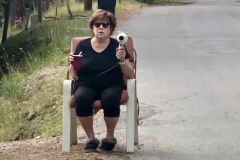 Babcia z suszarką do włosów postrachem piratów drogowych