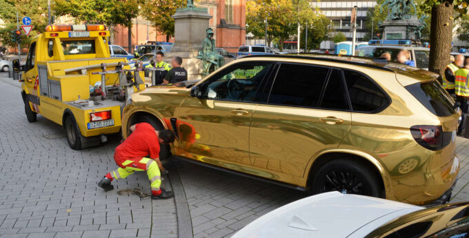 Okleił swoje BMW złotą folią i stracił dowód rejestracyjny. Powód zaskakuje