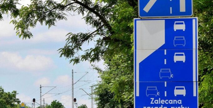Sejm przyjął przepisy o obowiązkowej jeździe na suwak i korytarzach życia