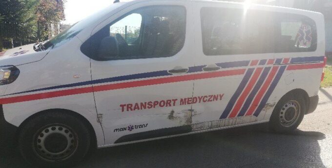 27-latek rano miał 4 promile. Wsiadł do BMW i zderzył się z karetką