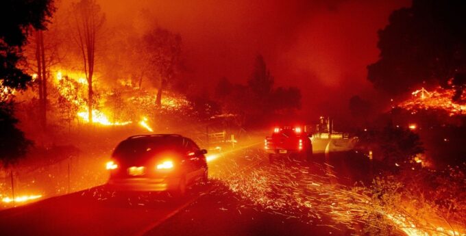 Kalifornia zamieniła się w płonące piekło. Zobacz nagranie z wnętrza wozu strażackiego
