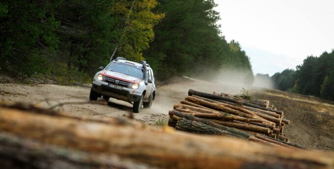 Dacia Duster Elf Cup: Grabowski i Binięda triumfują w Żaganiu. Dzień pod absolutną kontrolą
