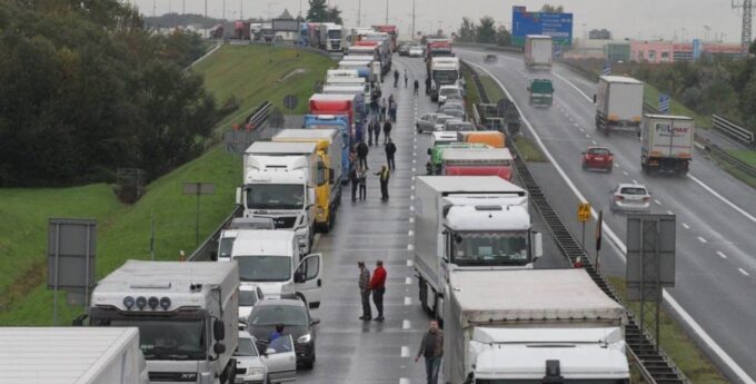 Czołowy wypadek na autostradzie A4. 89-letni kierowca jechał pod prąd…