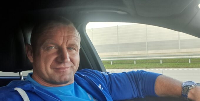 Pudzian cyknął selfie za kierownicą i rozpętał burzę. Zawodnik MMA odpowiedział hejterom