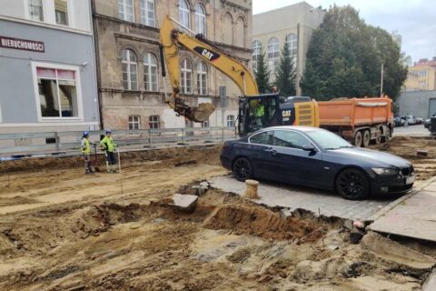 BMW w końcu przeparkowane z placu budowy! Służby szukały właściciela dwie doby