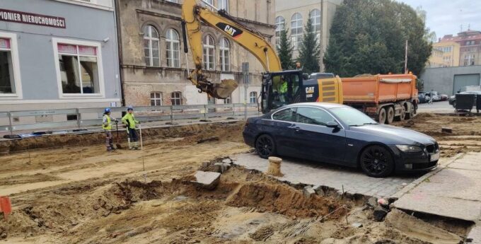 BMW w końcu przeparkowane z placu budowy! Służby szukały właściciela dwie doby