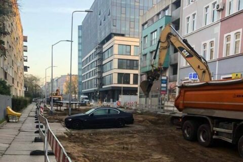 BMW blokuje prace na placu budowy w Szczecinie, a straż miejska nie ma prawa go odholować