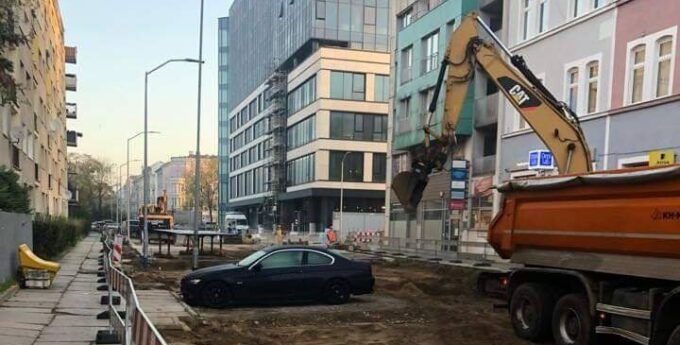 BMW blokuje prace na placu budowy w Szczecinie, a straż miejska nie ma prawa go odholować