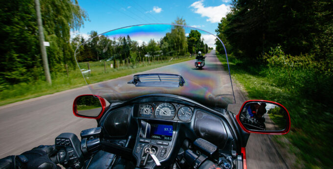 Motocyklowi podróżnicy nie są już skazani na kamery sportowe. Wideorejestratory także dla jednośladów