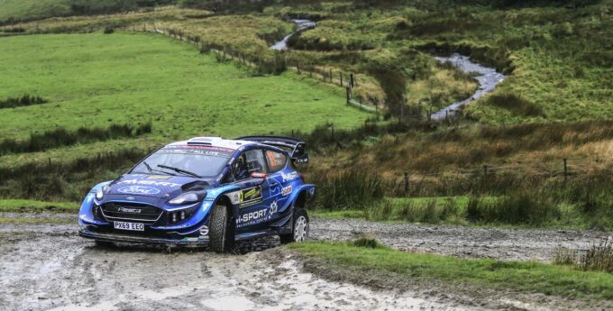 Rajd Wielkiej Brytanii: Kapitalny poranek Evansa. Kierowca Fiesty zdominował oesy
