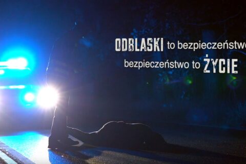 Wpadka Policji. Uczy ludzi spotem z pieszym chodzącym niewłaściwą stroną drogi