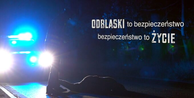 Wpadka Policji. Uczy ludzi spotem z pieszym chodzącym niewłaściwą stroną drogi