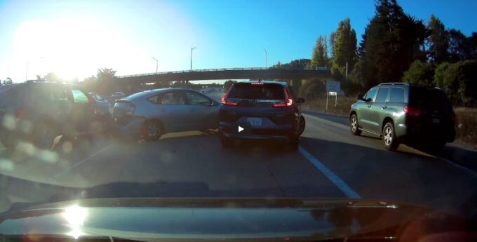 Próba wymuszenia odszkodowania? Celowe hamowanie przed maską doprowadziło do zderzenia 4 aut