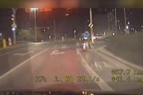 Pijany Ukrainiec jechał na skuterze bez kasku i z telefonem w dłoni. Staranował radiowóz