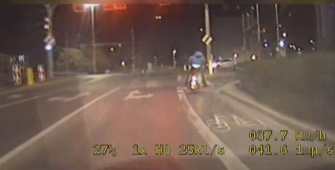 Pijany Ukrainiec jechał na skuterze bez kasku i z telefonem w dłoni. Staranował radiowóz