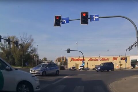 Próbował się wepchać przed kolejkę na światłach. Wszystko obserwowali policjanci