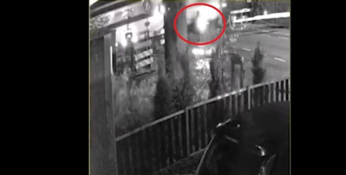 Pijany kierowca skutera zderzył się z pociągiem. Otrzepał kurtkę i chciał jechać dalej