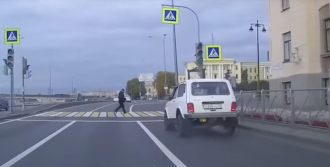 Zaryzykował przejście na czerwonym świetle, skończyło się koszmarnym potrąceniem i dachowaniem