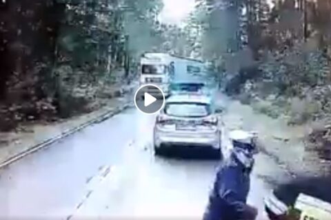 O mały włos od wypadku. TIR prawie staranował radiowóz