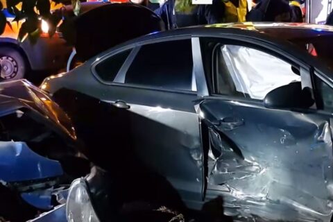 Nieoznakowany radiowóz zderzył się z peugeotem. Trzy osoby trafiły do szpitala