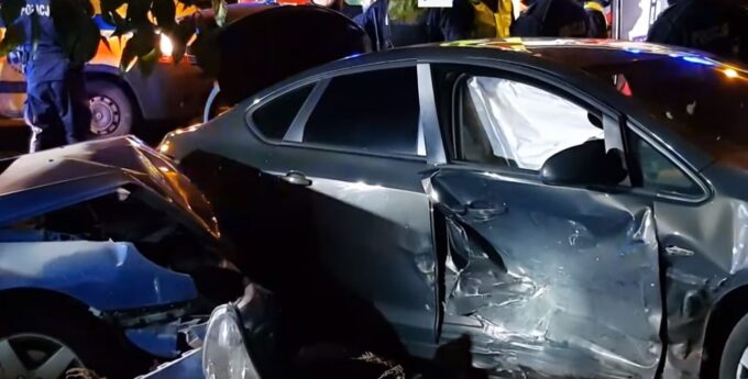 Nieoznakowany radiowóz zderzył się z peugeotem. Trzy osoby trafiły do szpitala