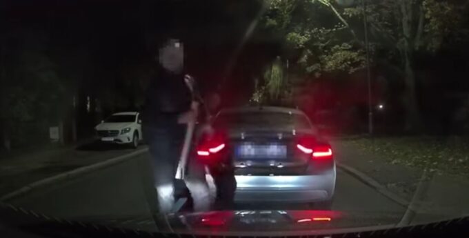 Osiłek z audi chciał wymierzyć sprawiedliwość bejsbolem. Powstrzymała go kamera