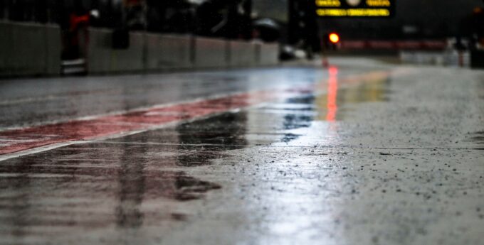 F1: Supertajfun zmusza do przełożenia kwalifikacji na niedzielę, ale może być nimi także drugi trening