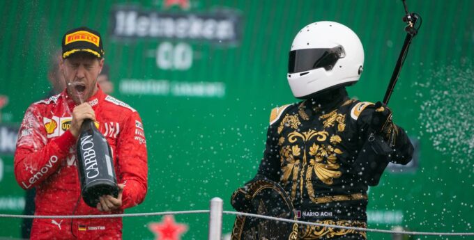 Sebastian Vettel odepchnął maskotkę Grand Prix Meksyku, a trofea nazwał „gównianymi”