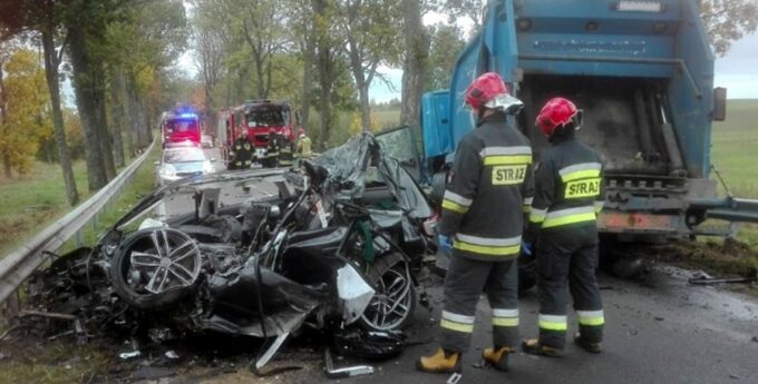 21-latek dźgnął żonę nożem, a potem swoim Audi zaliczył śmiertelną czołówkę ze śmieciarką