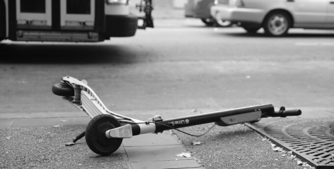 Kierowca VW Golfa potrącił 9-latka, bo uznał, że przejście dla pieszych to świetne miejsce do wyprzedzania