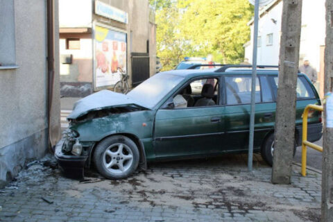 Pijana kobieta rozbiła auto. Zostawiła je i zataczając się odprowadziła swoje dzieci do szkoły