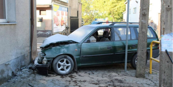 Pijana kobieta rozbiła auto. Zostawiła je i zataczając się odprowadziła swoje dzieci do szkoły