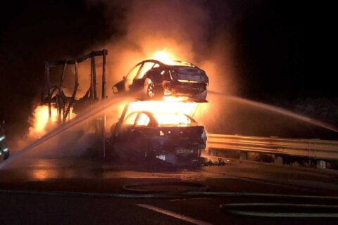 5 Tesli spłonęło już na lawecie. Wygląda na samozapłon, ale producent udaje Greka