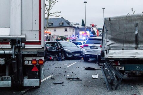 Kradzioną ciężarówką taranował samochody. Policja nie wyklucza zamachu terrorystycznego