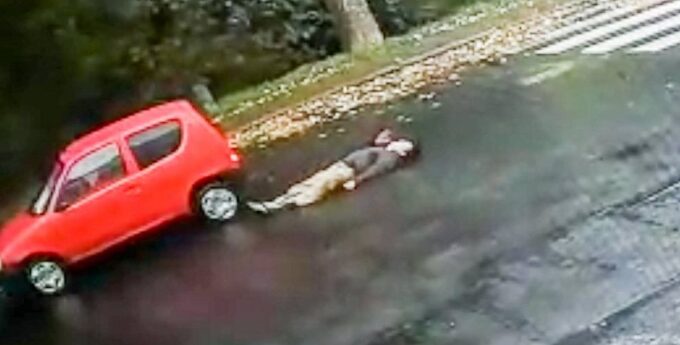 O krok (dosłownie) od tragedii. Pieszy już schodził z pasów, gdy potrąciła go 67-latka