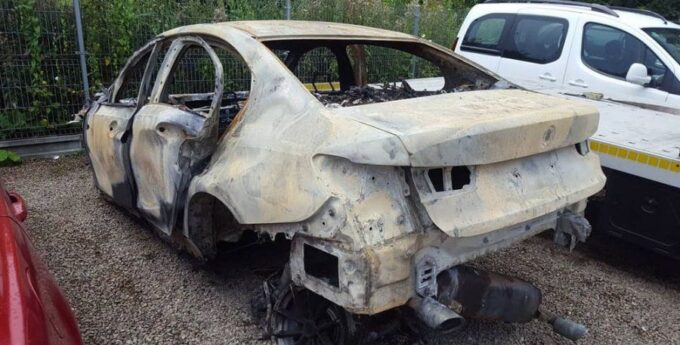 Oszust z Krakowa nielegalnie wypożyczył BMW warte 150 tys. zł. Auto spłonęło