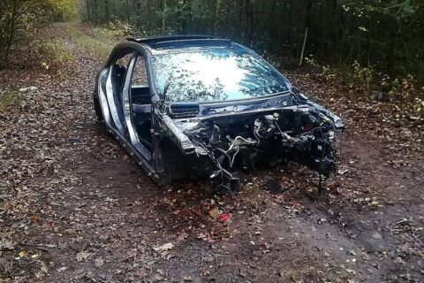 Wypożyczyli luksusowego mercedesa i rozebrali go na części w lesie