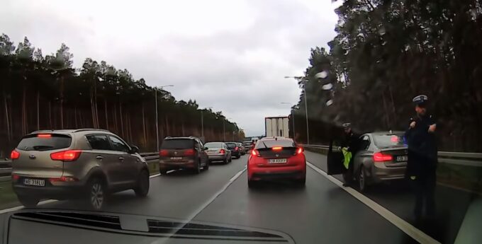 Omijał korek pasem awaryjnym. Szybka karma