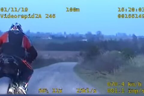 Dresiarz na motocyklu kontra policyjne BMW grupy SPEED. Skończył na bramie garażowej
