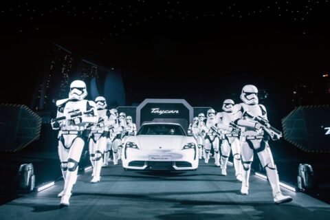 Premiera Porsche Taycan Turbo w eskorcie szturmowców z Gwiezdnych wojen